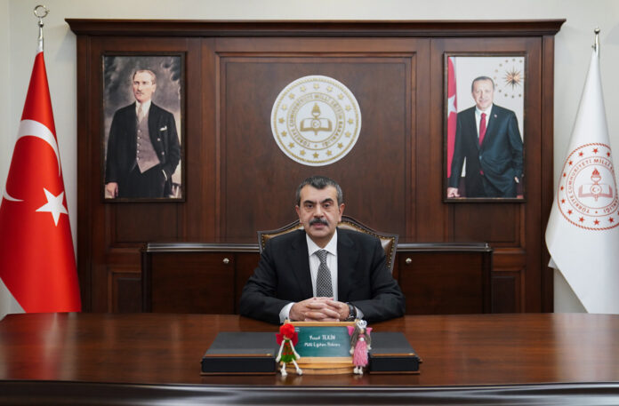Millî Eğitim Bakanı Yusuf Tekin, resmî makamında