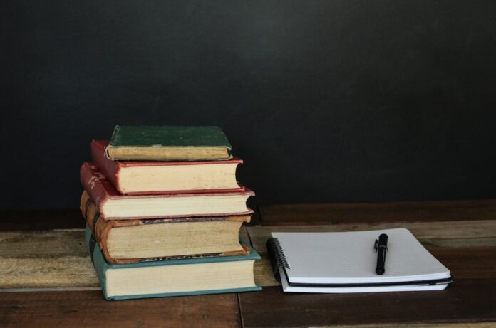 Açık öğretim kayıtları ve sınav takvimi haberi için defter ve kitap görseli